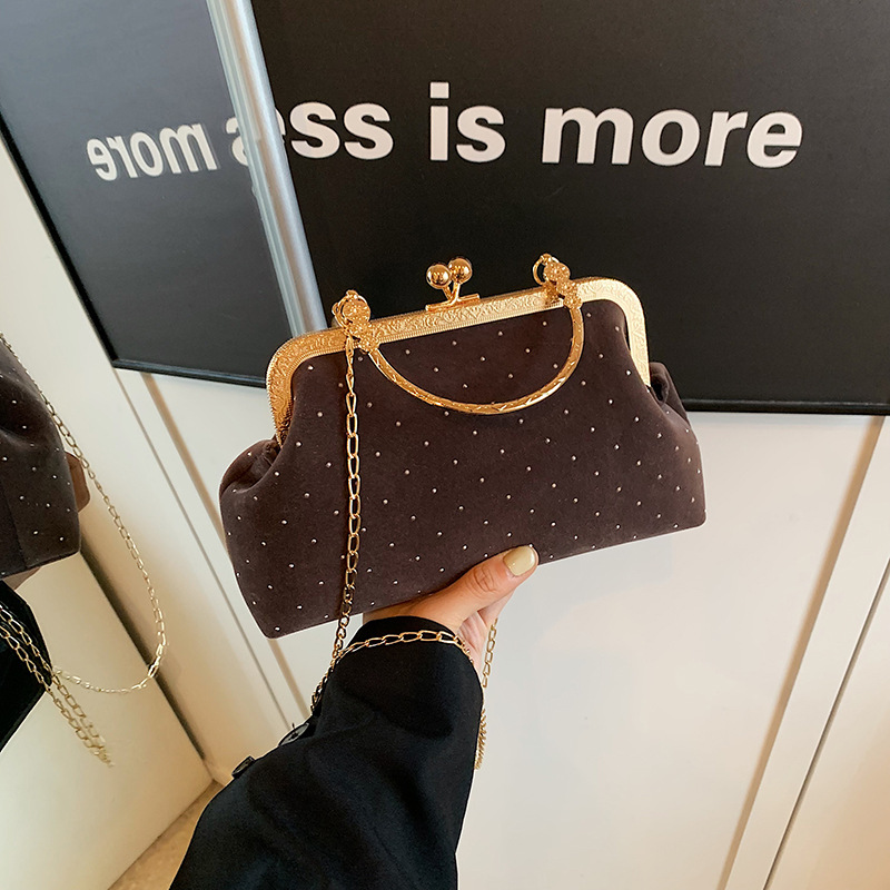 Alta textura retro bolso de mano mujer otoño 2024 nueva moda versátil remaches bolso de hombro cadena mochila