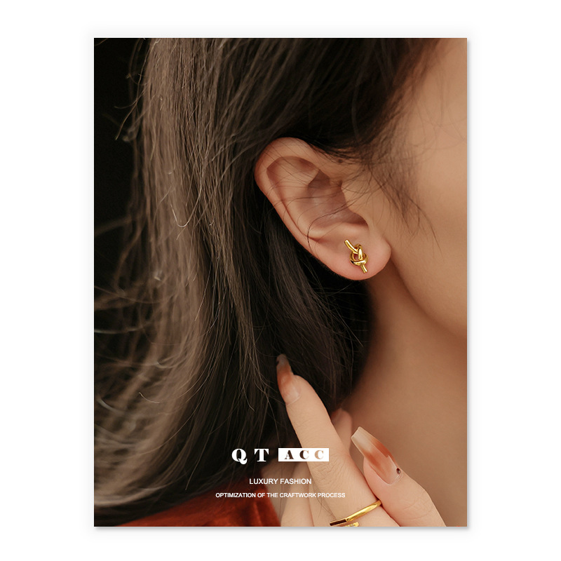 Diseño simple europeo y americano anudado torcido flor pequeños pendientes nicho exquisito retro de alta calidad pendientes de aguja de plata para las mujeres