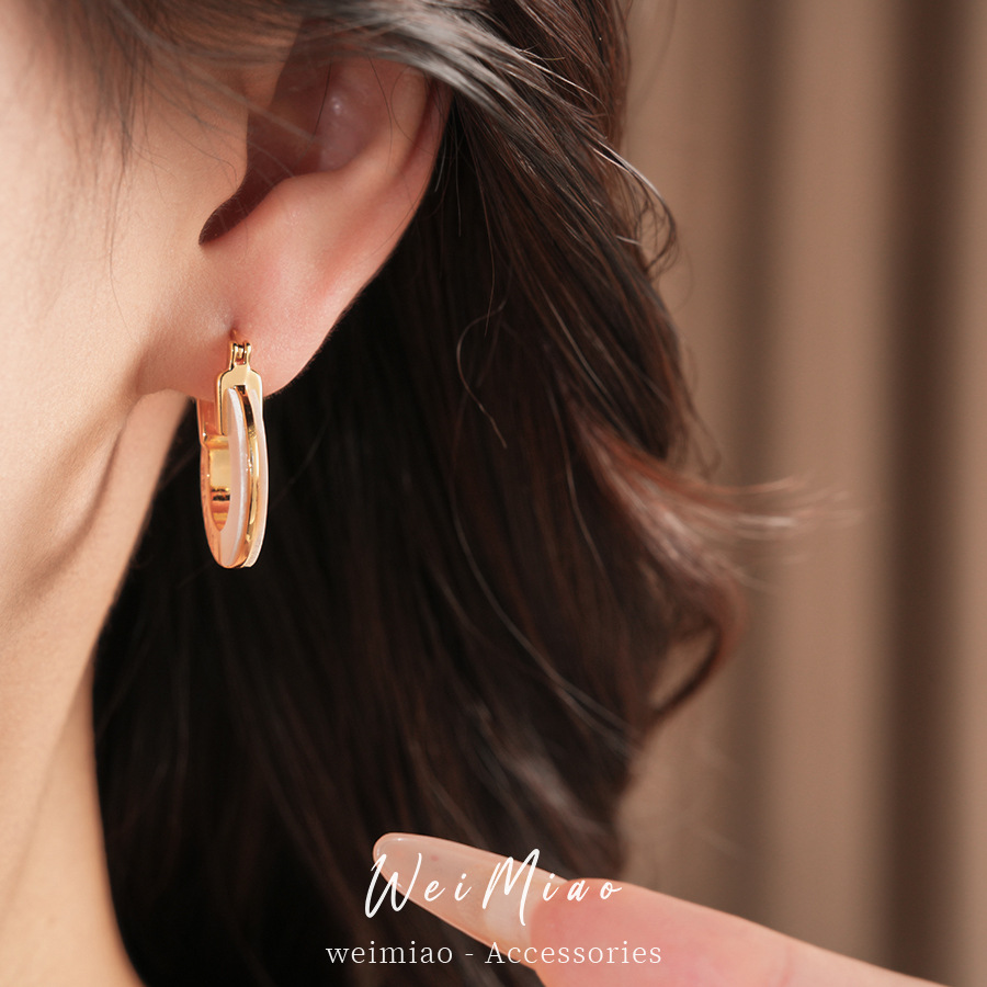 Oro verdadero chapado con letras de fritajas, perfiles redondos personales simples, aretes de temperamento de lujo ligero, perfiles de alta calidad para mujeres