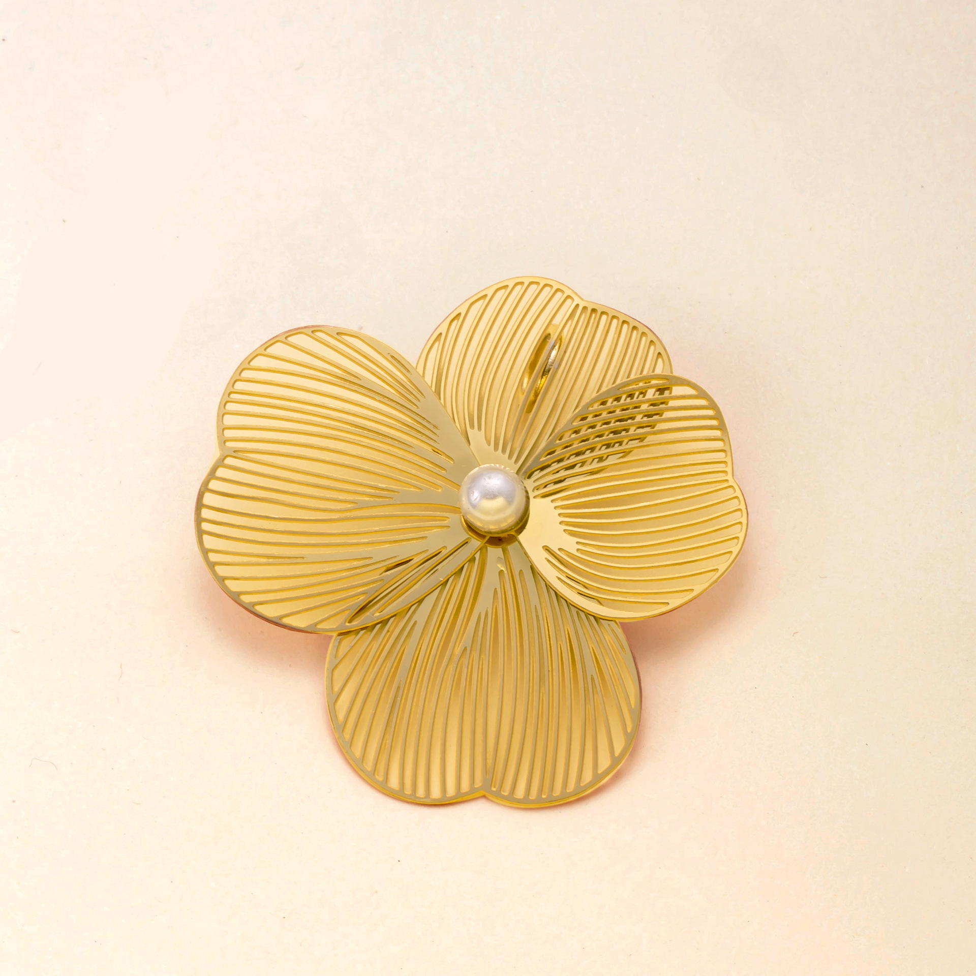 Colgante único Venta caliente europea y americana joyería de acero inoxidable hueca flor multicapa joyería de bricolaje retro accesorios chapados en oro de 18k