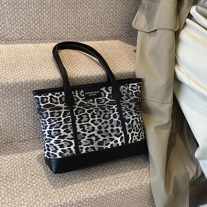 Bolsa de leopardo retro esmaltada para mujeres 2024 nueva moda bolso de hombro de brazo otoño y invierno gran capacidad bolso de viaje