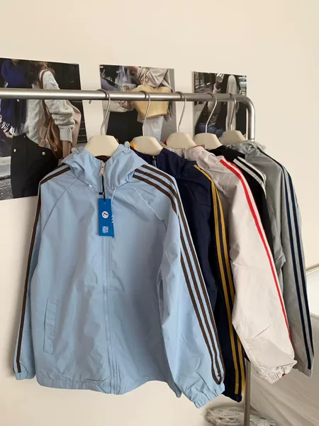 Direct from the manufacturer: DD double-sided windbreaker | A must-have for your early autumn wardrobe: a hooded baseball jacket with a preppy style