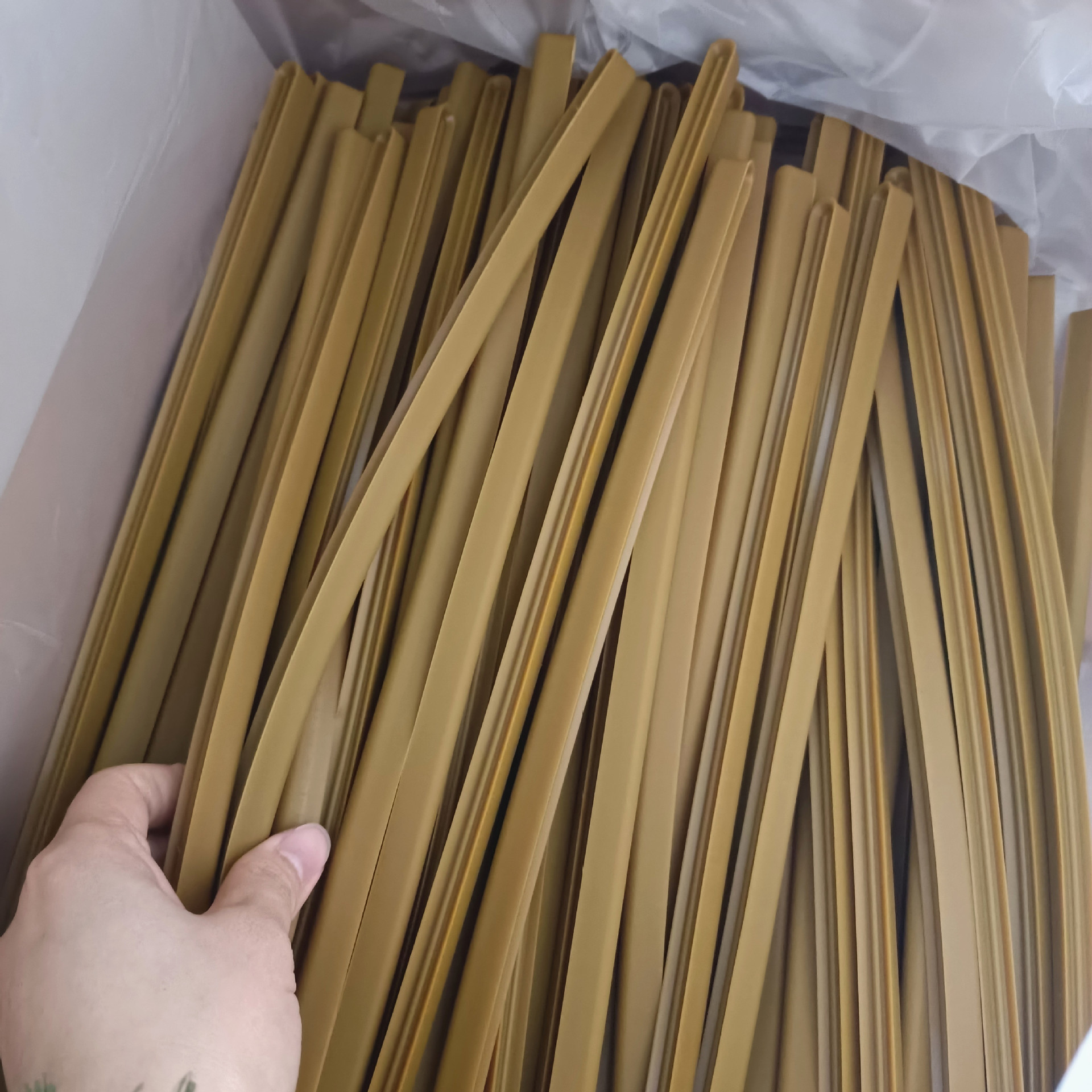 380mm棕色食品级硅胶条 磨砂面防水防撞硅胶条 模压带倒角固定位