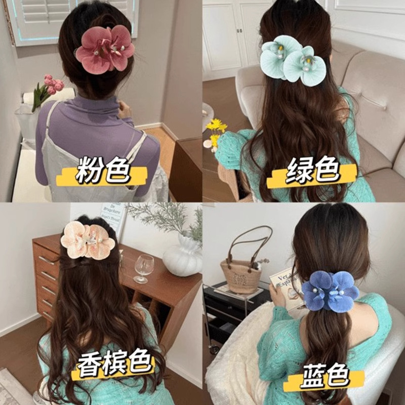 Chica caliente con flores naranjas orquídeas mariposa clips de cabello vacaciones fotos atmósfera clips de cabello