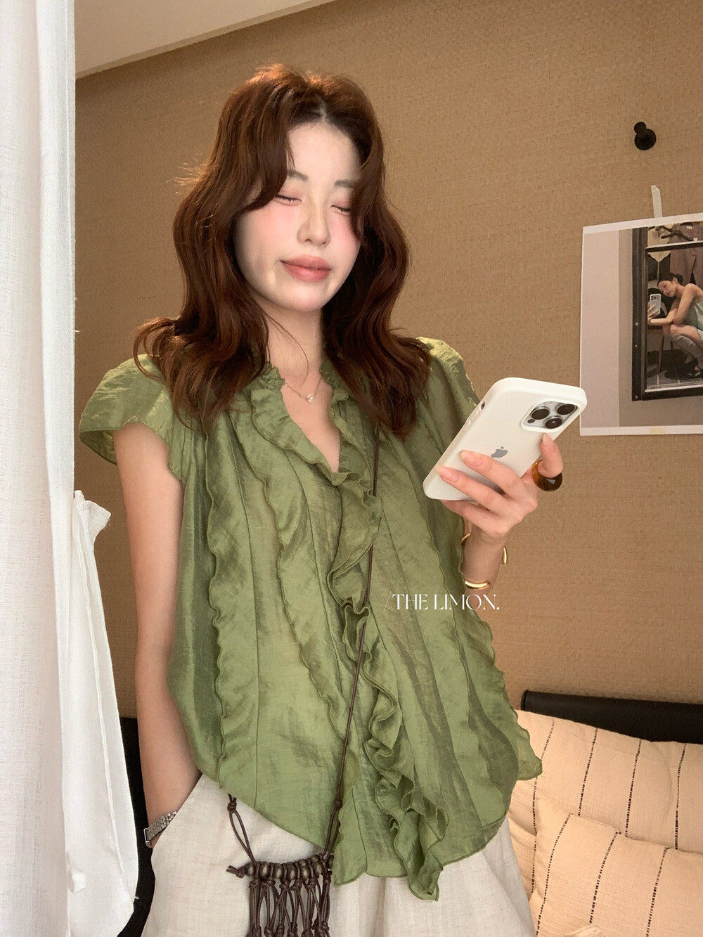 Áo sơ mi nữ tay ngắn cổ V phối ren xếp tầng chất liệu linen pha sợi tre — màu trắng, Bột cam, xanh lá cây chi tiết 16