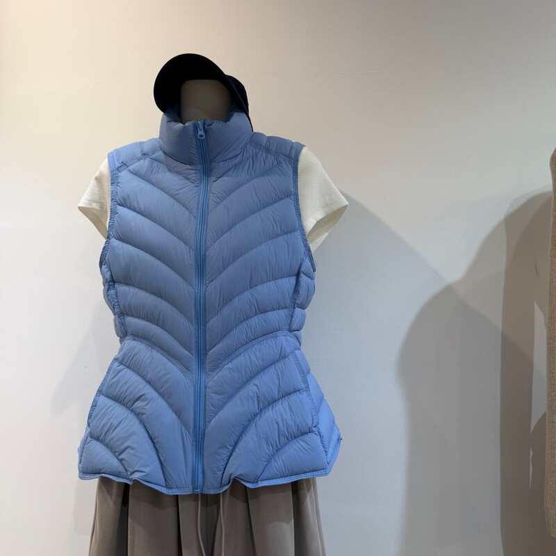 Lightweight, stylish, and figure-hugging ribbed down vest for women, featuring a cloud-like texture, 90% white duck down filling, and a warm, stand-up collar design Lightweight, stylish, and figure-hugging ribbed down vest for women, featuring a cloud-like texture, 90% white duck down filling, and a warm, stand-up collar design