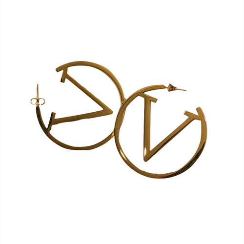 European and American style fashion big V letter large earrings, exaggerated personality, high-end circle titanium steel earrings, jewelry trend