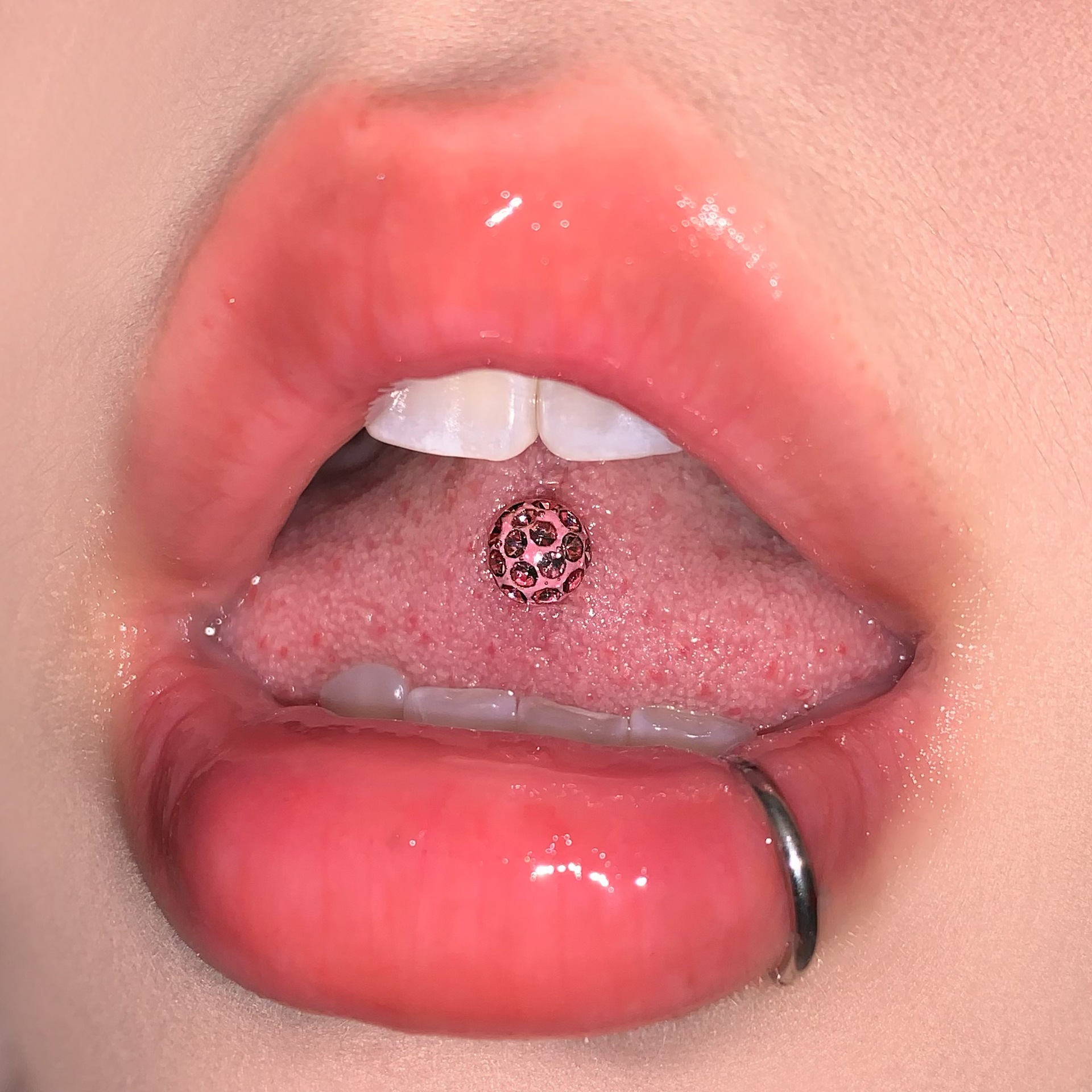 16G labret stud size and finish detail