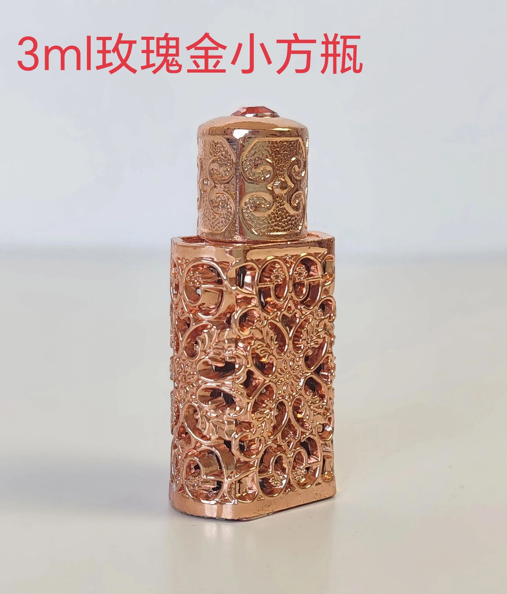 Fabricante suministra frascos de perfume de 3 ml de Oriente Medio, frascos vacíos, frascos de metal tallado para cosméticos, frascos de aceite esencial, frascos recargables en stock.