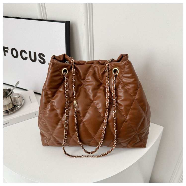 2024 invierno nueva cadena rombo solo hombro bolso de las axilas Moda casual personalizada bolsa de cubo del todo-fósforo de las mujeres