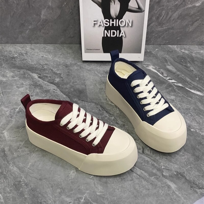 유럽 상품 Liu Yiyi 두꺼운 밑창 5cm 캔버스 신발 여성의 2024 년 봄과 여름 새로운 올 매치 캐주얼 학생 보드 신발 하프 슬리퍼 조수