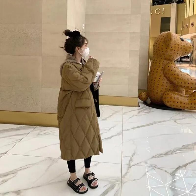 2024新款韩版羽绒服女长款针织帽娃娃领菱形格宽松过膝加厚外套潮