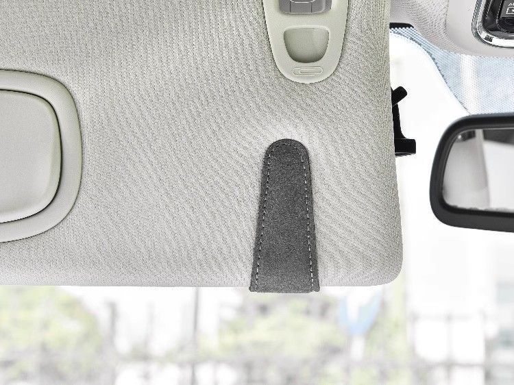 Simple and Portable Magnetic Car Glasses Holder Car Interior Leather Storage Clip Car Sunglasses Clip Bill Card Holder Trendy