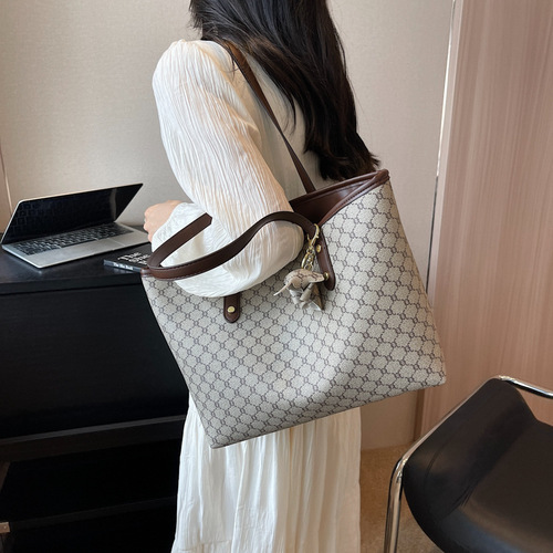 High-end, stylish, versatile handbags for women, 2024 new trendy Internet celebrity shoulder bag, large-capacity tote bag
