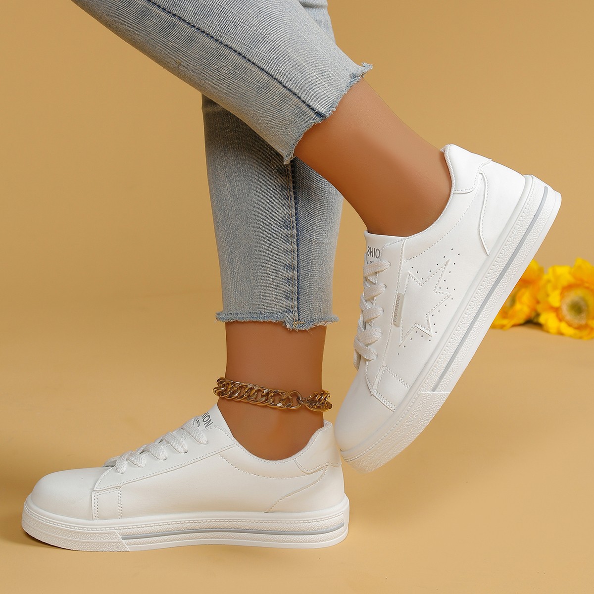 Zapatos blancos universales para mujeres 2025 primavera nuevos estudiantes estrellas zapatos casuales zapatos de skate baja tendencia ultra ligera