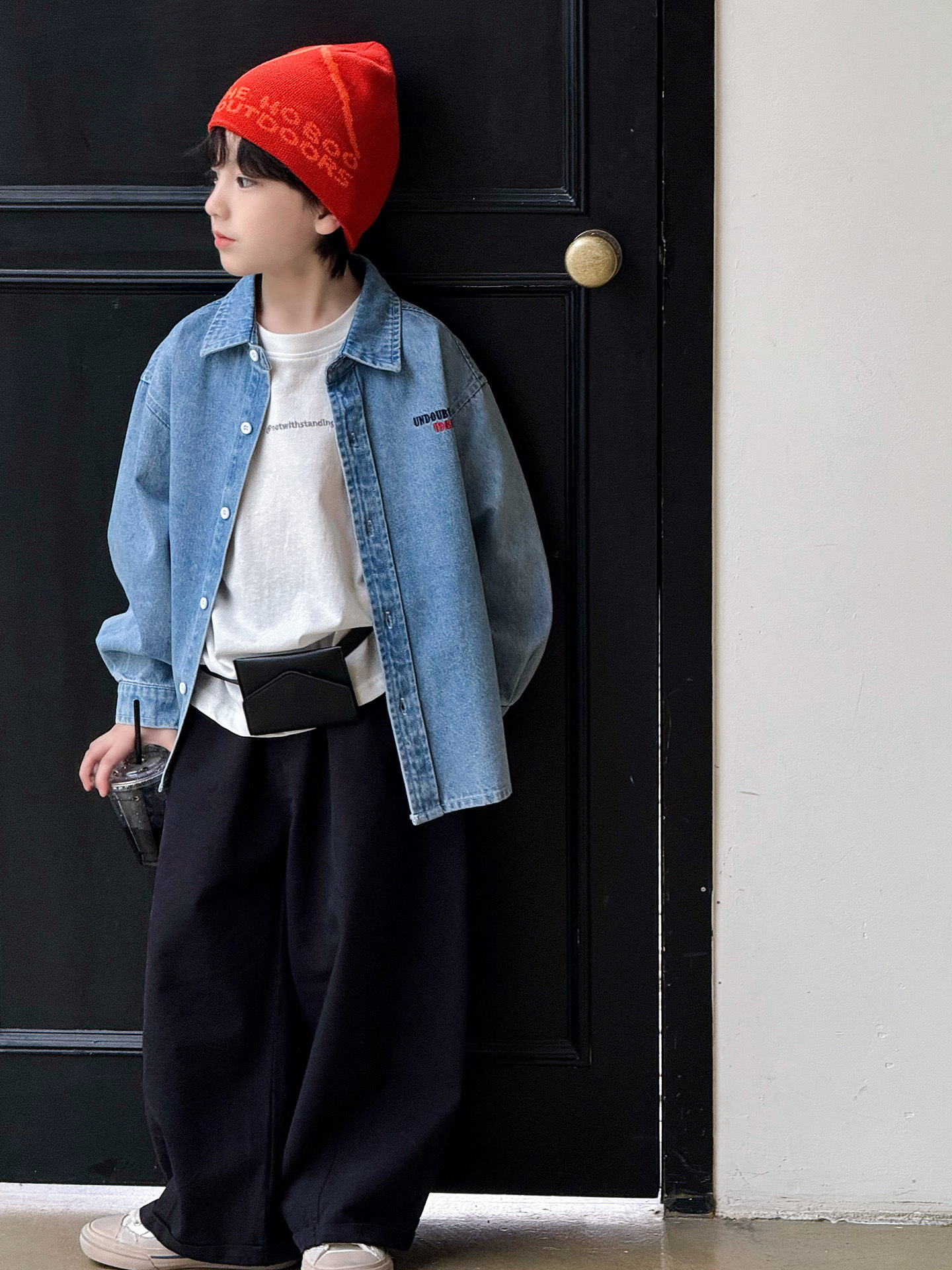 Ropa de niños camisa de vaqueros primavera 2026 primavera nueva versión coreana de niños de tamaño medio y grande chaqueta casual al por mayor