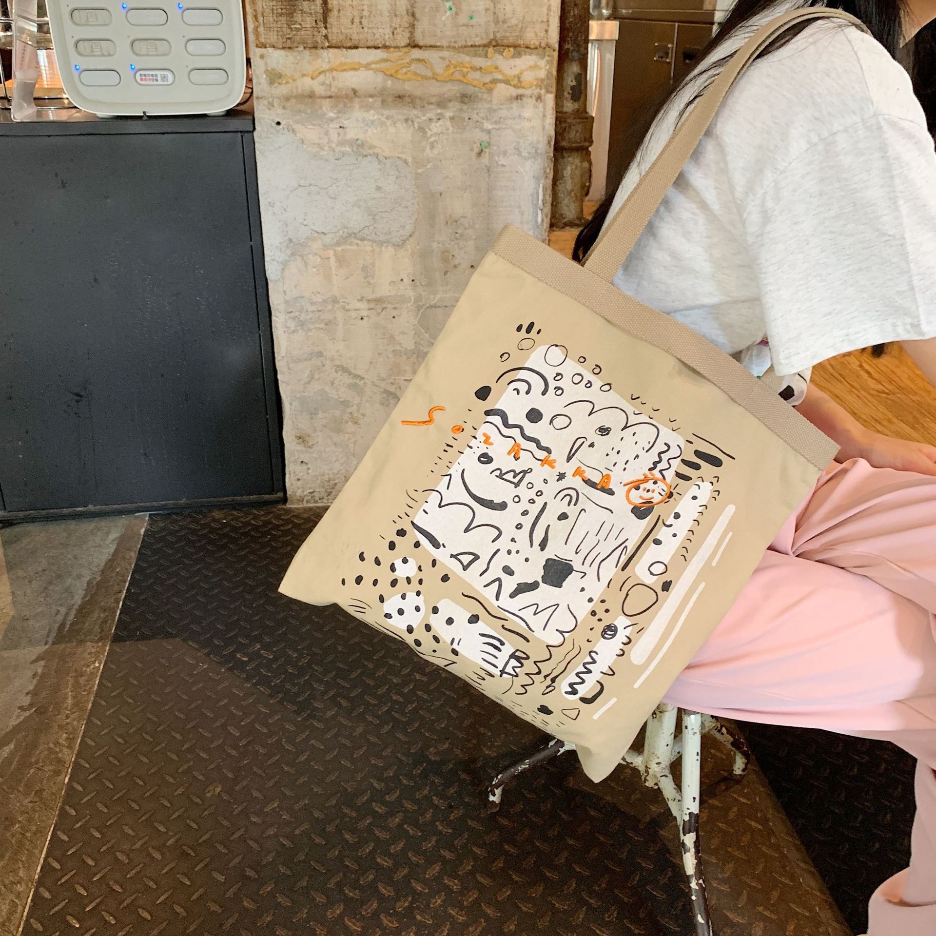 【 In Stock 】26102 letter graffiti printed canvas bag, large-capacity single-shoulder hand-carry shopping bag Tote from South Korea undefined