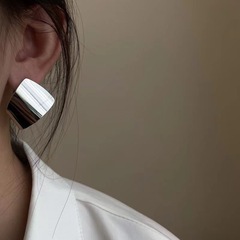 欧米風の誇張された明るい面の幾何学的な高級な質感のピアスの女性の金色の四角の小さい大衆のデザイン感のイヤリングのイヤリングのアクセサリー