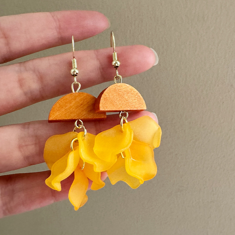 Bohemian Style Orange Petal Beaded Wooden Tassel Earrings, Simple Short Design, Fashionable and Trendy Bohemian Style Orange Petal Beaded Wooden Tassel Earrings, Simple Short Design, Fashionable and Trendy