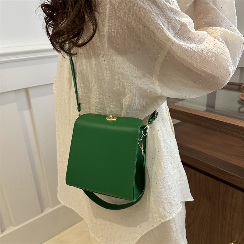 Versión coreana del bolso pequeño simple mujer 2024 nueva moda bordado bolso cuadrado pequeño portátil estilo occidental todo-fósforo bandolera
