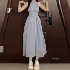 无袖挂脖连衣裙子女春季2026新款海边度假设计感气质法式收腰长裙