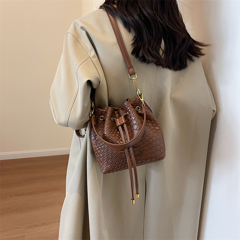 Nicho tejido bolsa de moda del todo fósforo para las mujeres 2023 nuevo retro cubo bolsa de alto grado sensible expreso popular bolsa de hombro