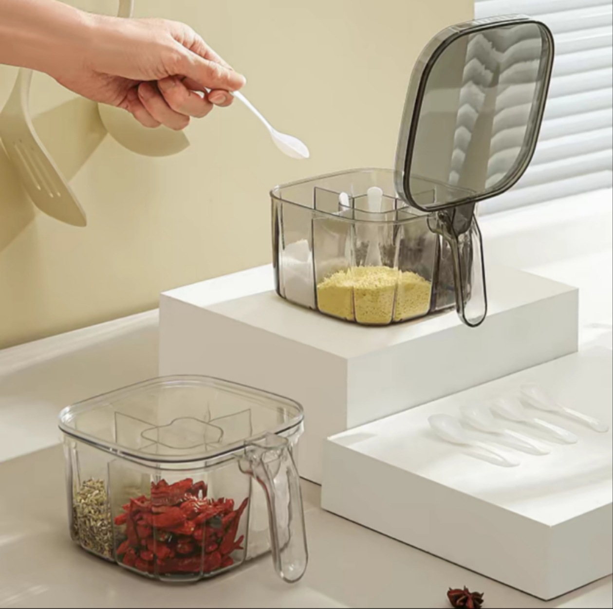 Caja de condimento de plástico de cuatro compartimentos tipo prensado integrada con condimento de cucharas para cocina casera caja de almacenamiento de condimento combinada