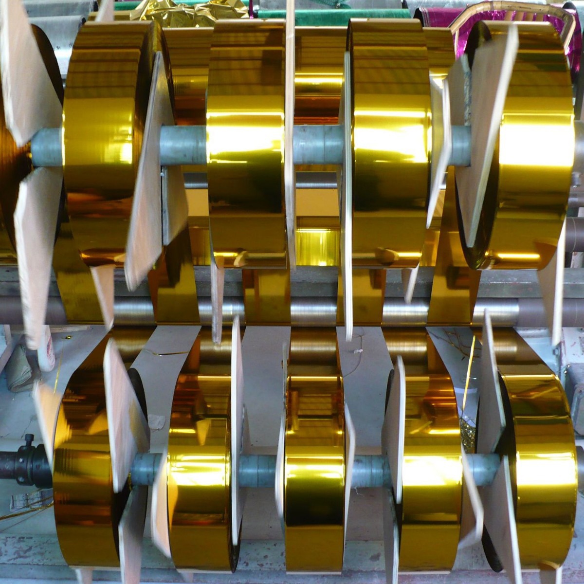 梅花红亮箔草绿闪点纸coating film湖蓝箔金黄亮箔膜分裁成长条状