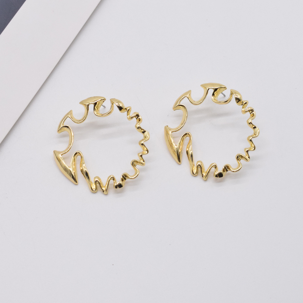 Wholesale Retro Irregular Circle Inlaid Pearl Earrings Nihaojewelry display picture 4