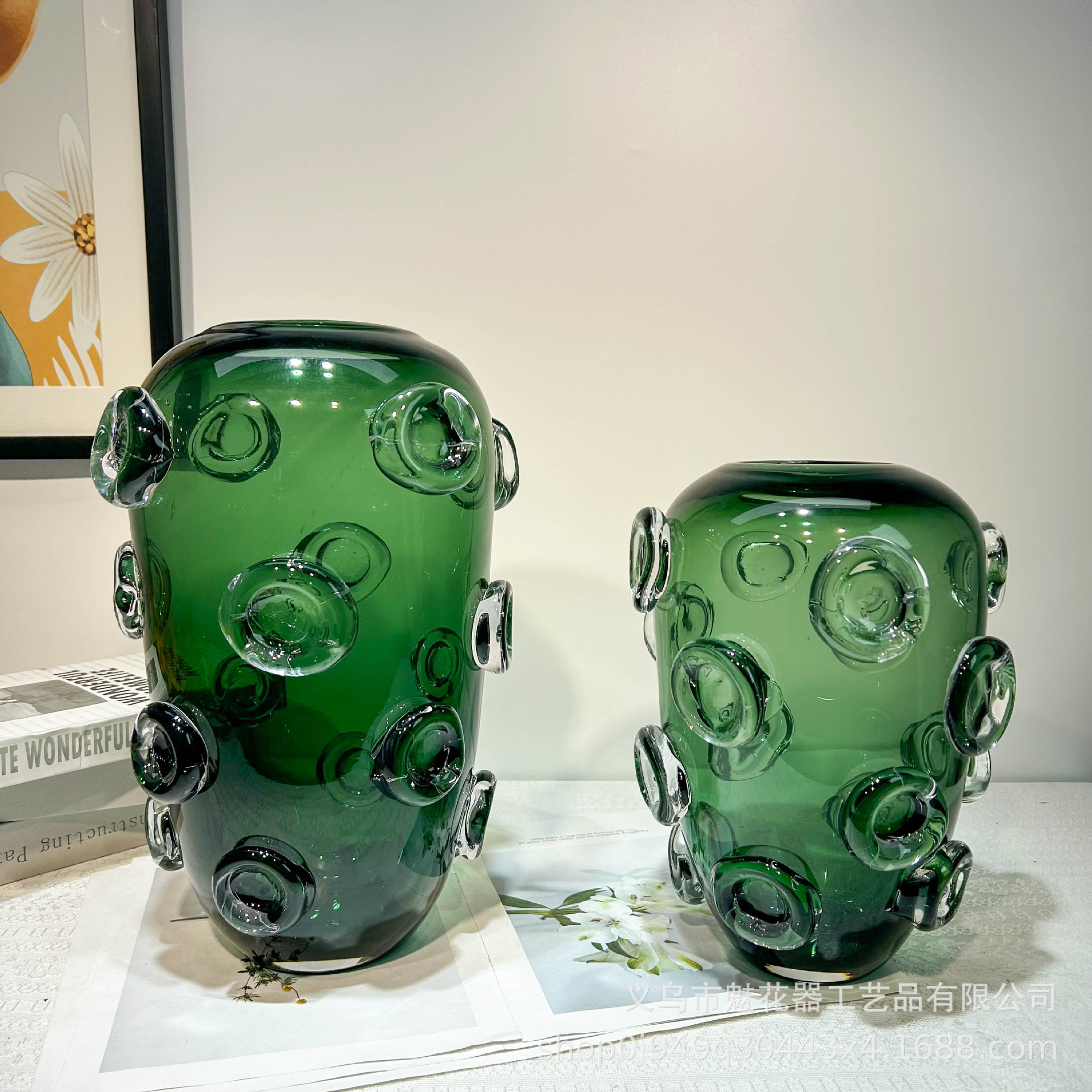 Luz y lujo moderno vasos de vidrio grueso en casa mesa de comedor vinos decoración creativa sala modelo de decoración de alto nivel arreglador de flores