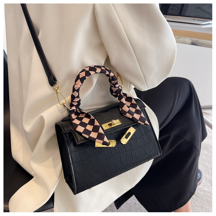 Fashion Geometric Small Bag New Fashion Casual Silk Scarf Handbag Shoulder Messenger Small Square Bag display picture 1