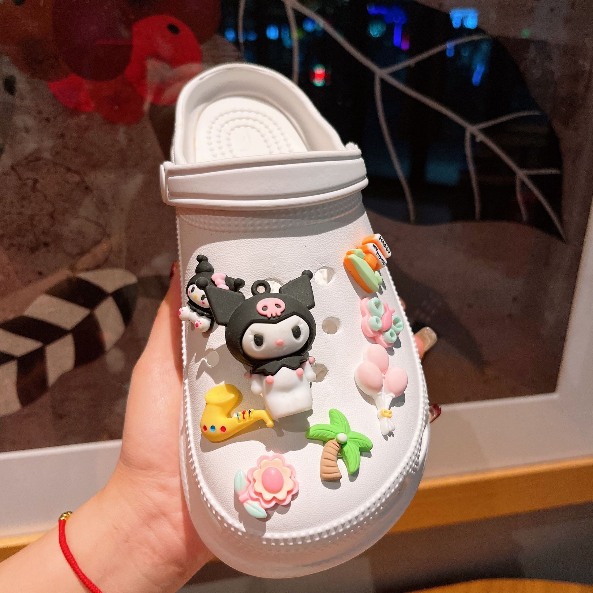 Diy nuevo agujero zapatos vibración luz intermitente LED zapato flor niños de dibujos animados decorativos Sanrio zapato tridimensional hebilla CRO lote