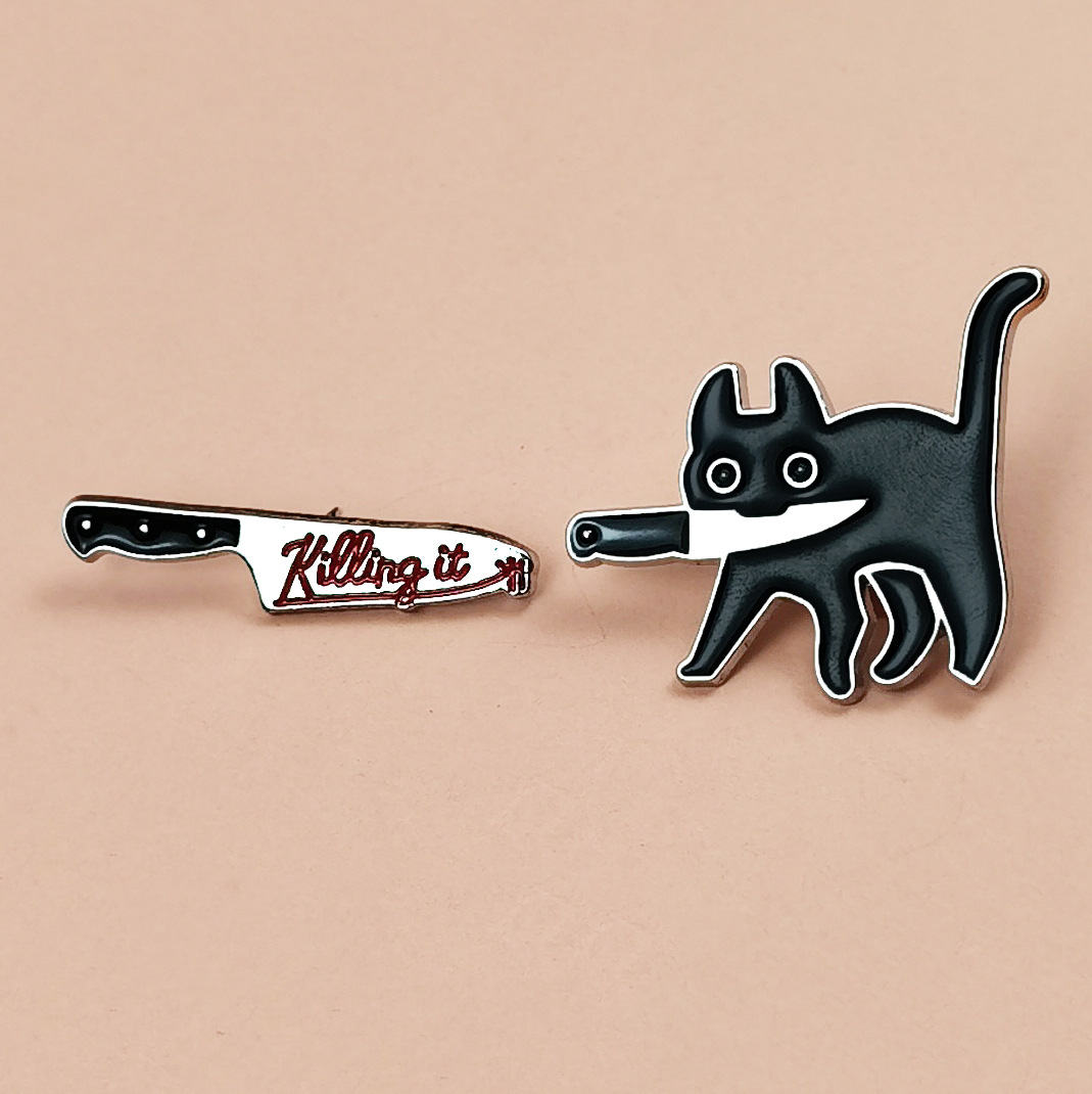 Personalidad, divertido, cuchillo, gato, insignia de metal, cuchillo, letras en inglés, decoraciones creativas, broche de ropa de aceite de goteo de aleación