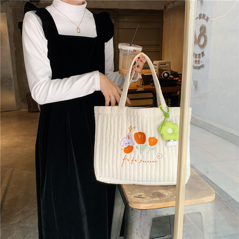 112291 Fresh and delicate quilted embroidered tote bag, a canvas bag for female students' classes, a simple and artistic shopping bag undefined