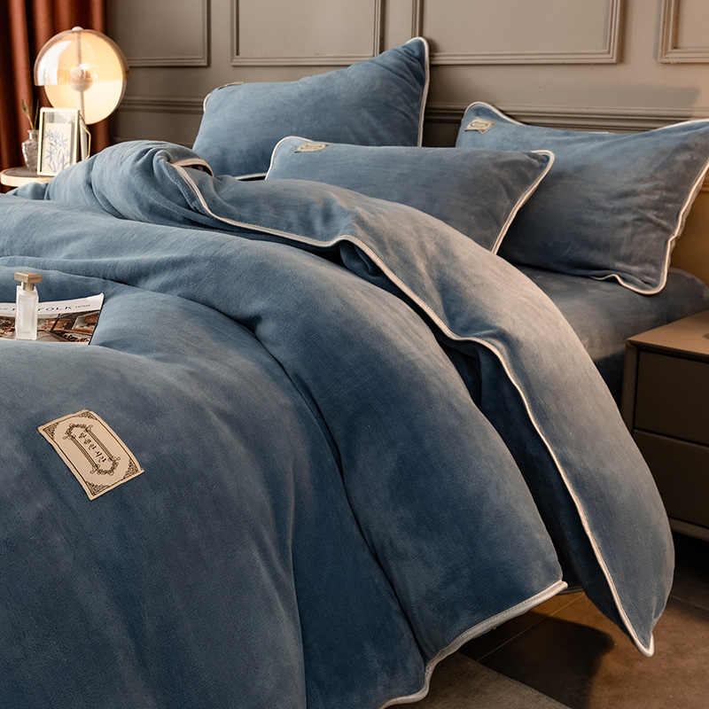 Alta sensación de cama de terciopelo de leche cuatro piezas con sábanas de terciopelo de coral de brida en otoño y invierno con un conjunto de terciopelo de tres piezas