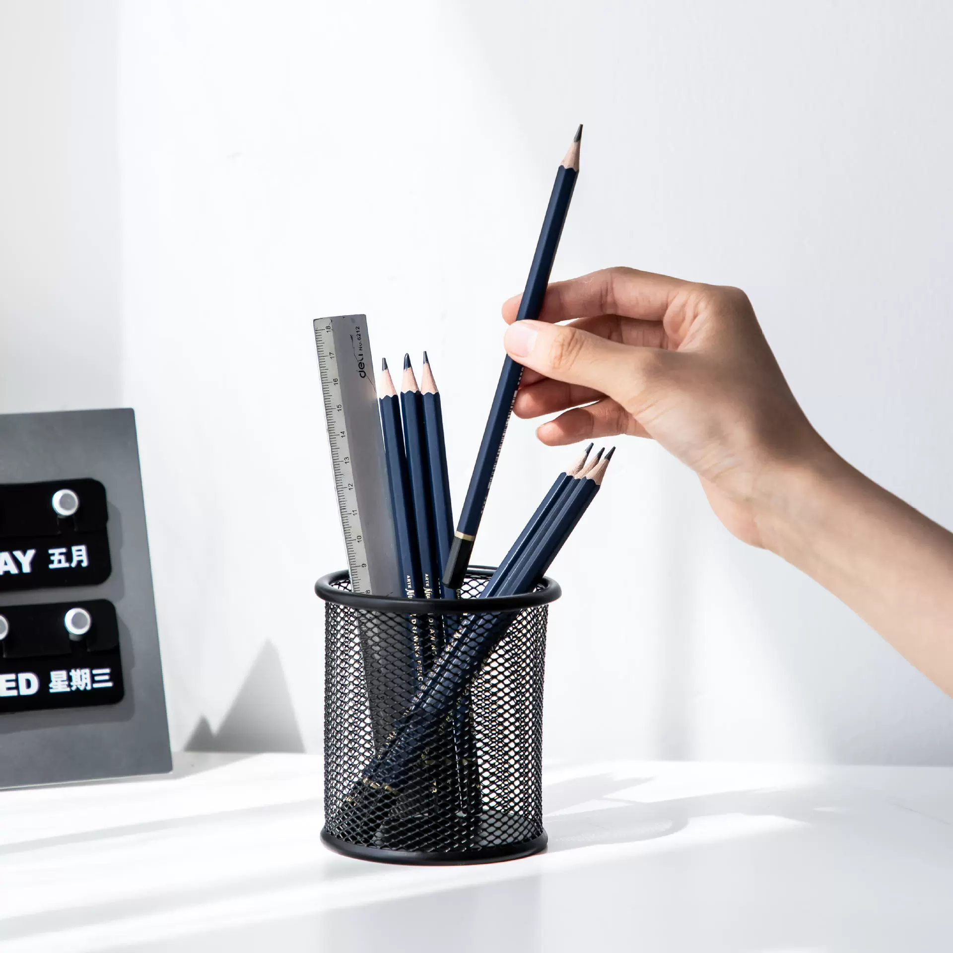 得力 Universal metal pens holder, table stationery for elementary school students, pencil case