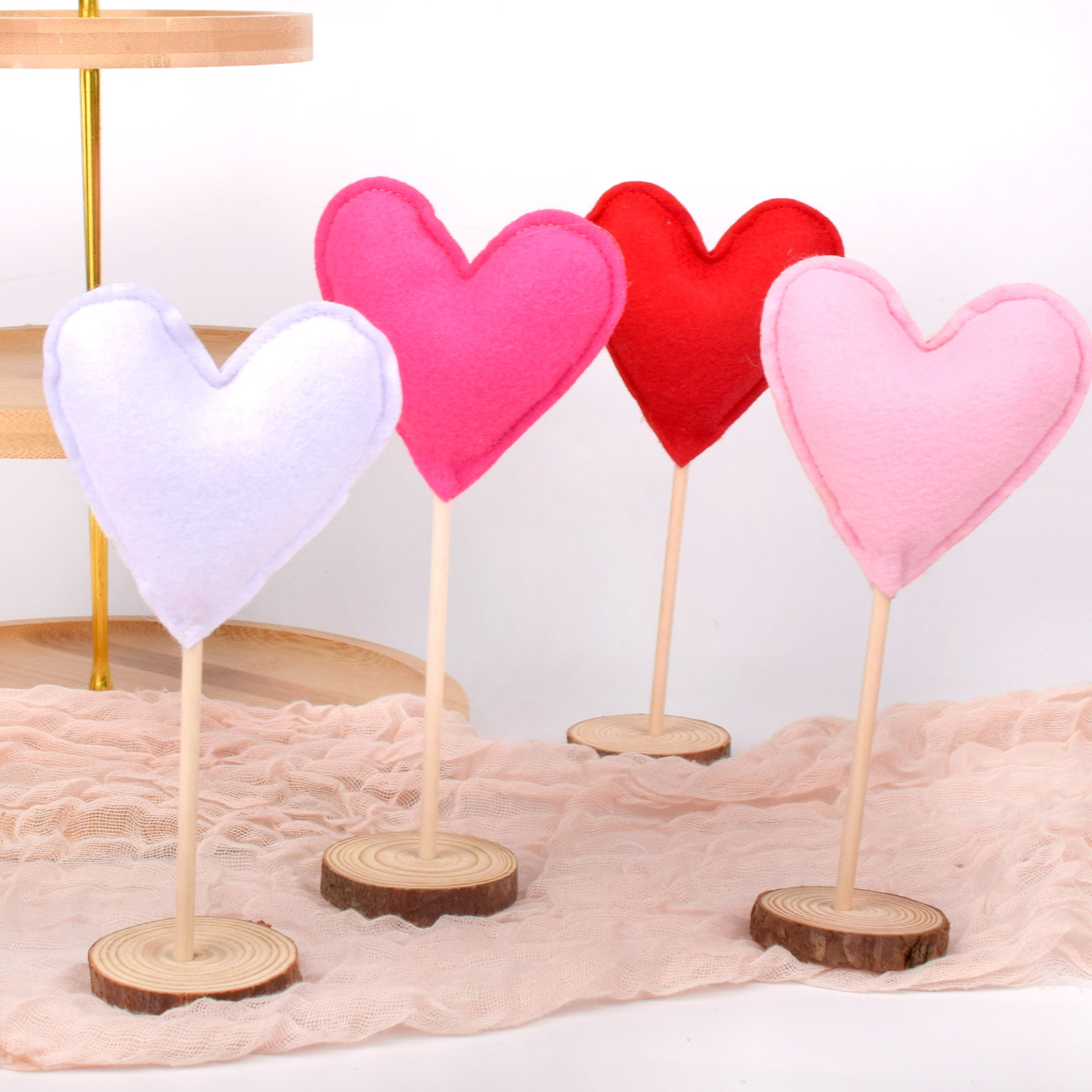 跨境新品毛毡爱心充棉装饰摆件亚马逊情人节热销木质底座摆件货源