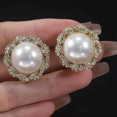 銅合金は真珠の耳飾りに似せています。
