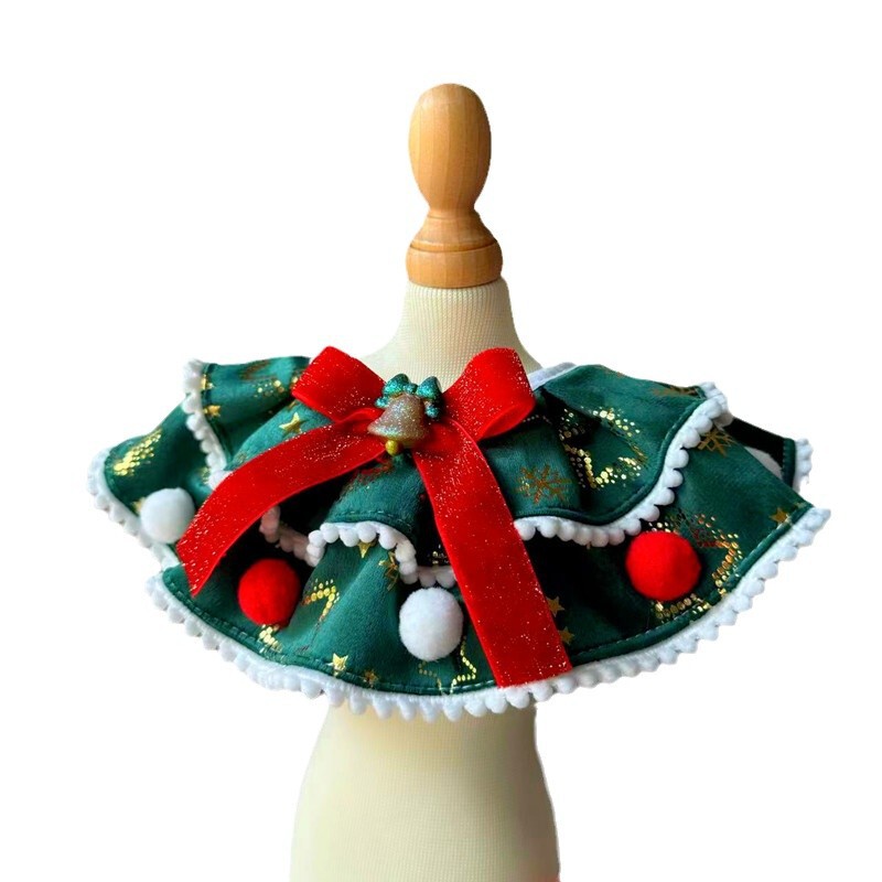 ペットのクリスマスの祝日は首を囲む装飾用品を装います。|undefined