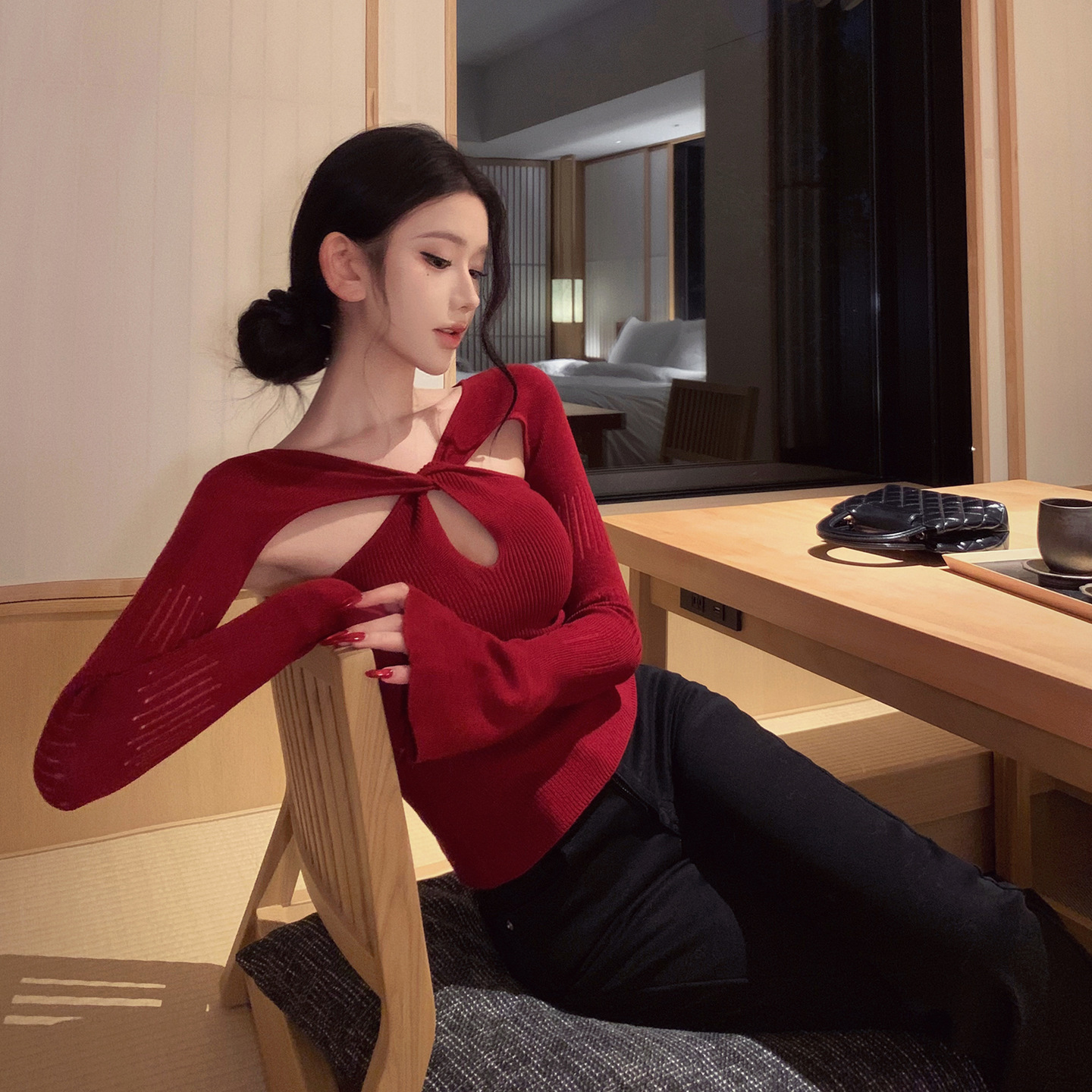 양면 의상 매운 여자 꼬임 펀칭 긴팔 니트 여자 봄 슬림 디자인 감각 순수한
