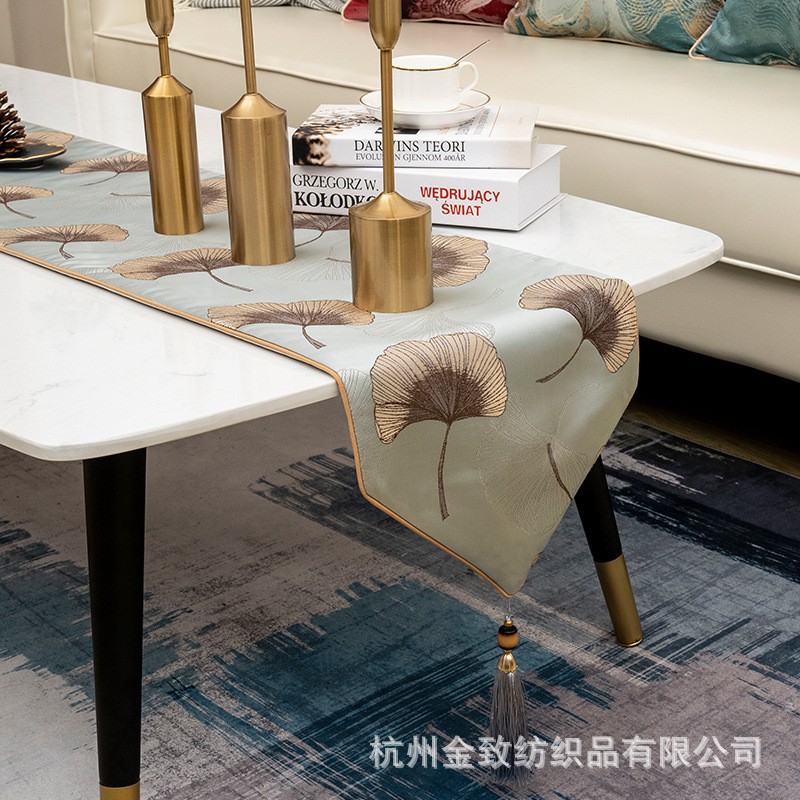 회색 코발트 블루 은행 나무