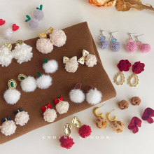 秋冬甜美毛球耳环设计感手作可爱蝴蝶结毛绒高级感通勤气质耳饰女