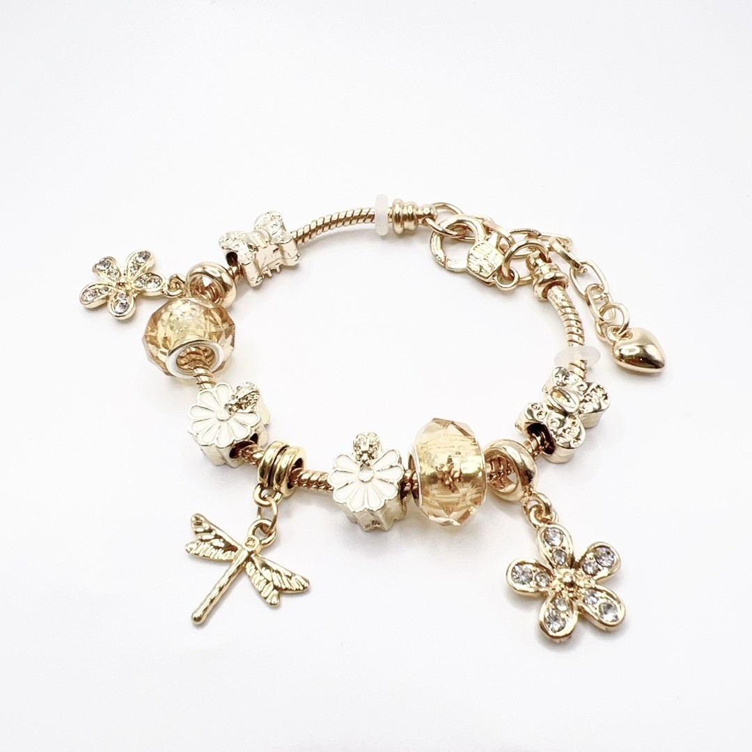 春夏の新型の小清新で甘い少女風のストライプの花の愛の蝶の数珠のブレスレットの透かし彫りのダイヤモンドの手の串