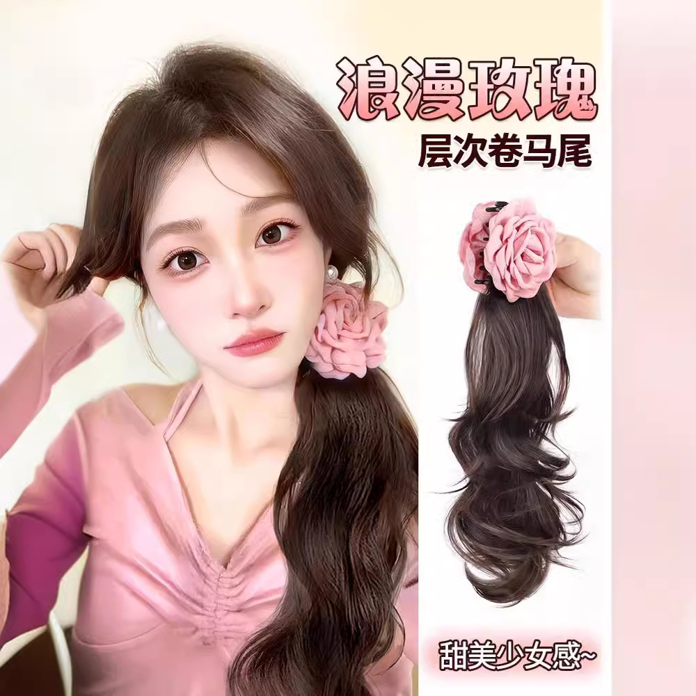 Extension de cheveux Connie Wig en queue de cheval pour femmes, style « Rose » très prisé par les influenceuses sur Internet, boucles ondulées en couches avec fermeture latérale, cheveux synthétiques réalistes et adorables
