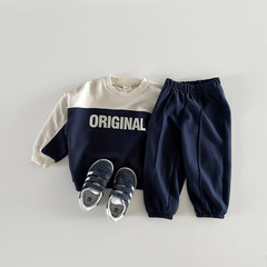 2024秋の新商品の子供服の韓国版のスーツの子供は色の個性のアルファベットの男の子と女の子の2つのセットをつなぎ合わせます。