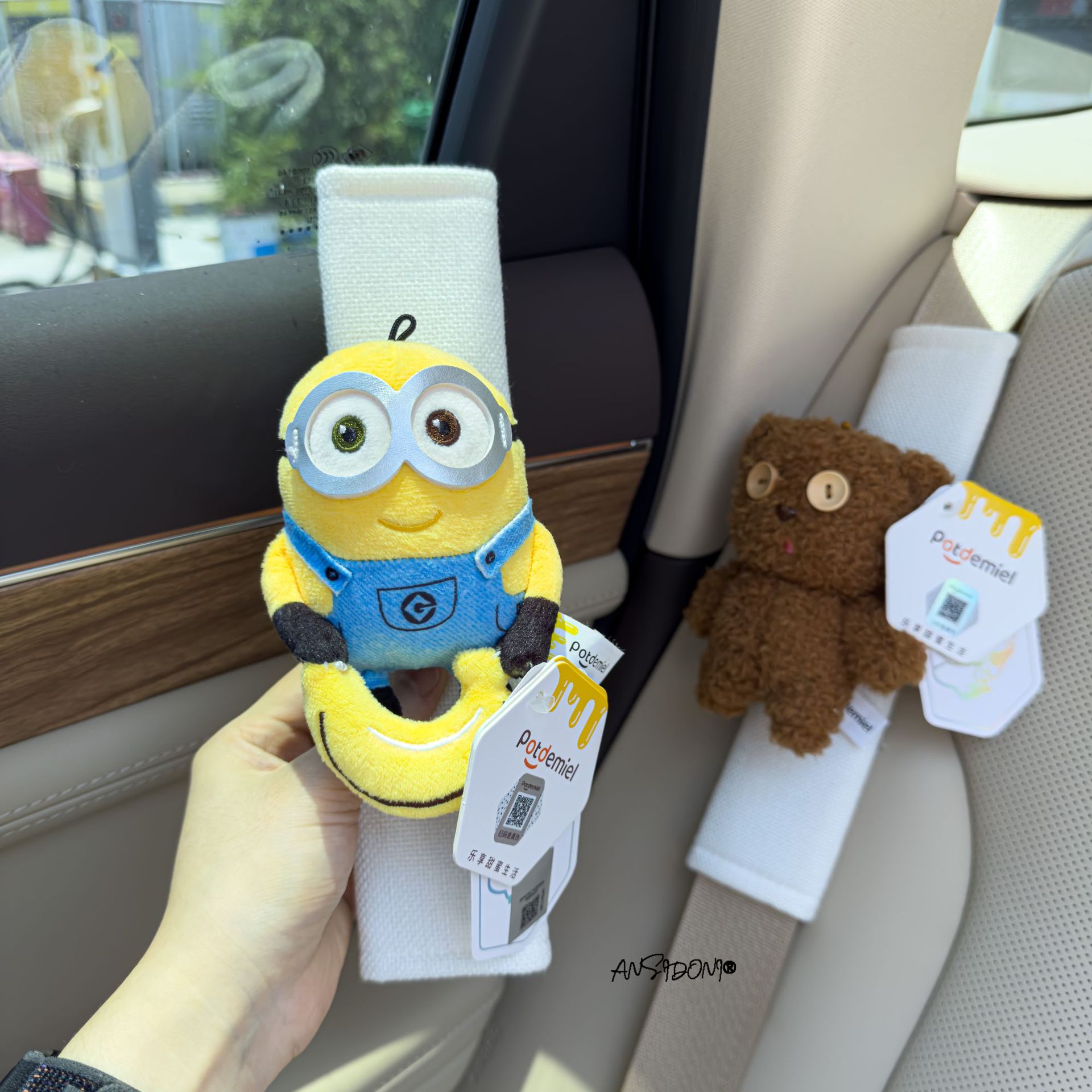 Authentic Minions Car Seatbelt Shoulder Pads Anti-Strangle Car Seatbelt Cover Car Interior Decoration Ornament for Women