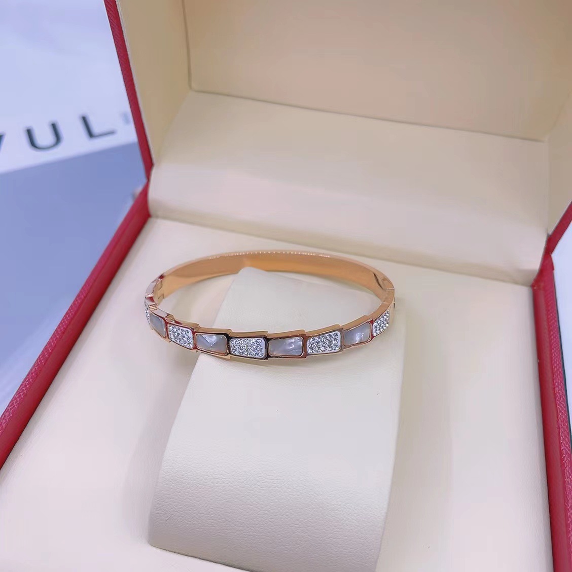 En stock fábrica directa Transfronteriza Popular electrochapado 18K pulsera de acero de titanio femenina personalidad no se desvanece moda nicho moda