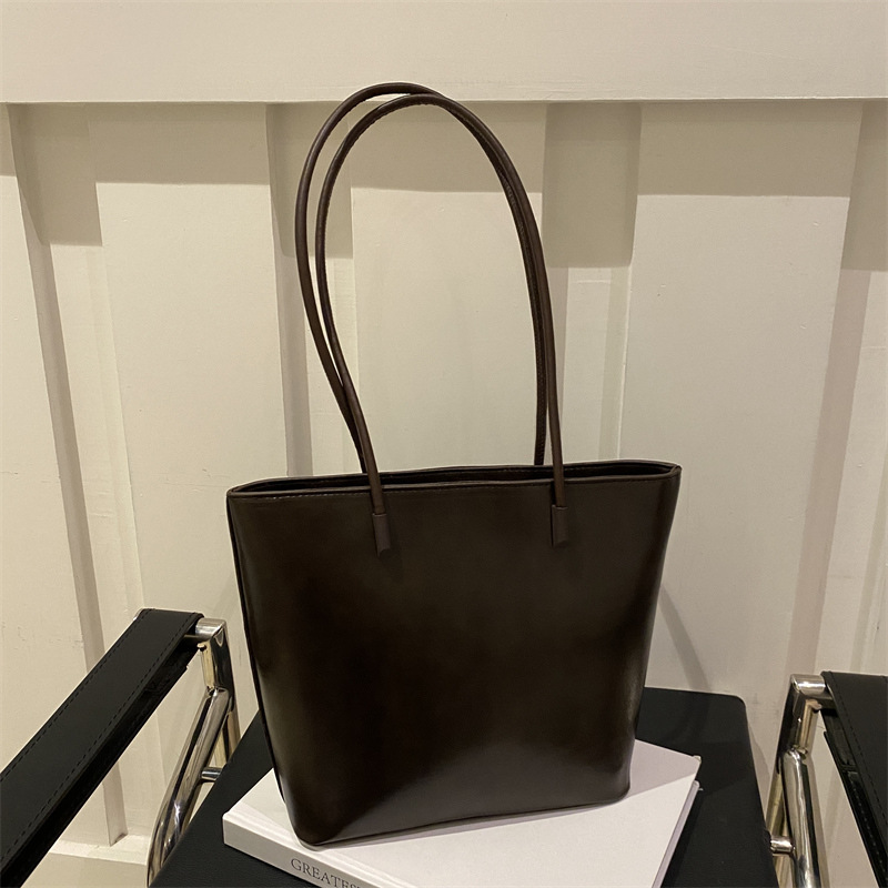 Bolsa de hombro debajo de las axilas 2025 primavera de estilo de estilo de nicho nuevo diseño minimalista estilo de viento gran capacidad bolsa de mano