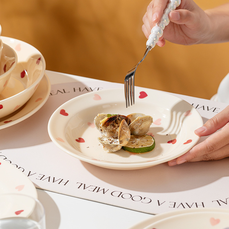 Carefully Selected Household Fresh-Style Cream-Colored Underglaze Heart-Shaped Plates, Textured Ceramic Dish Set for Home Use