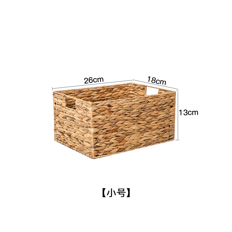 작은 창이 있는 조롱박 밀짚 바구니